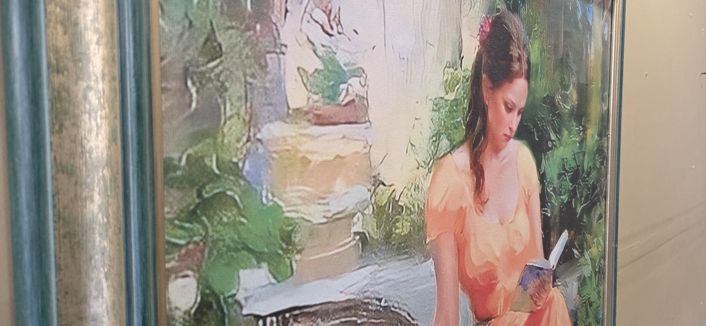 Quadro Ragazza che legge e cornice decape' verde foglio oro a spatola – Stampa su Tela Effetto Pittura a Mano | Arredo Casa Moderno/Classico