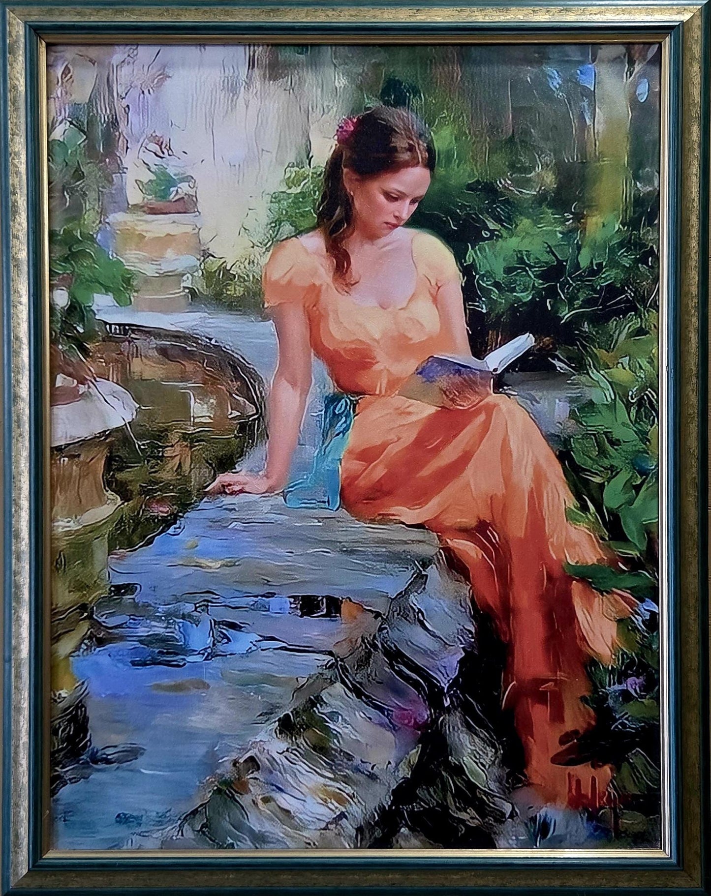 Quadro Ragazza che legge e cornice decape' verde foglio oro a spatola – Stampa su Tela Effetto Pittura a Mano | Arredo Casa Moderno/Classico