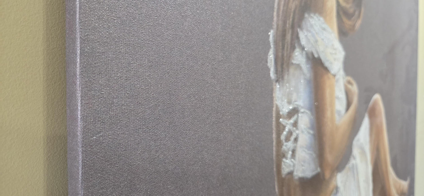 Quadro Personalizzabile Ragazza Seduta su Tela – Pittura Fatta a Mano con Swarovski e Glitter | Arredo Classico e Moderno