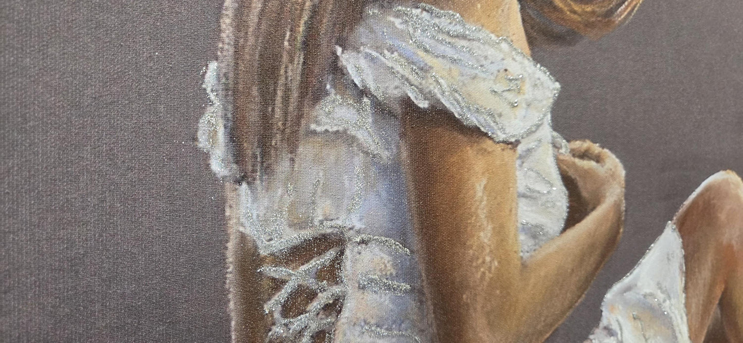 Quadro Personalizzabile Ragazza Seduta su Tela – Pittura Fatta a Mano con Swarovski e Glitter | Arredo Classico e Moderno